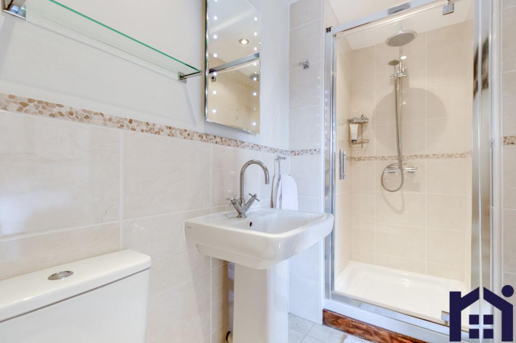 En suite to guest room