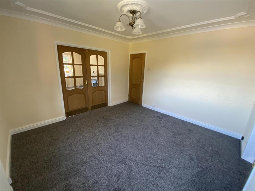 Dining room: