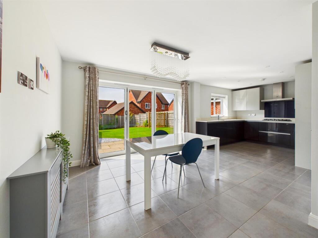 KITCHEN/DINING ROOM