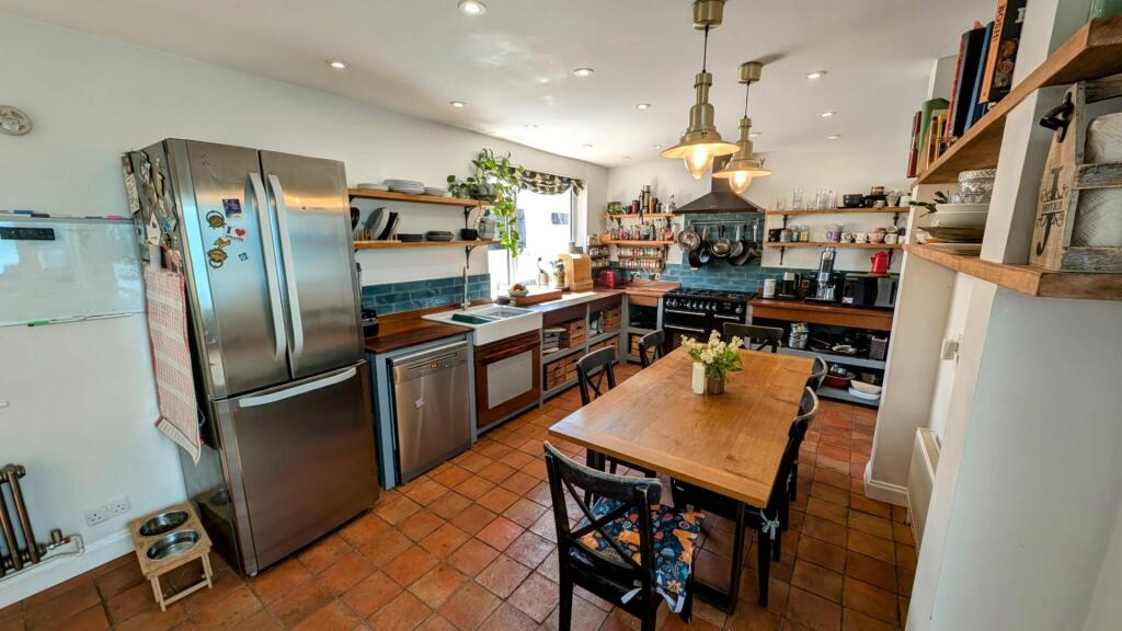 24 Church Rd kitchen 1.jpg
