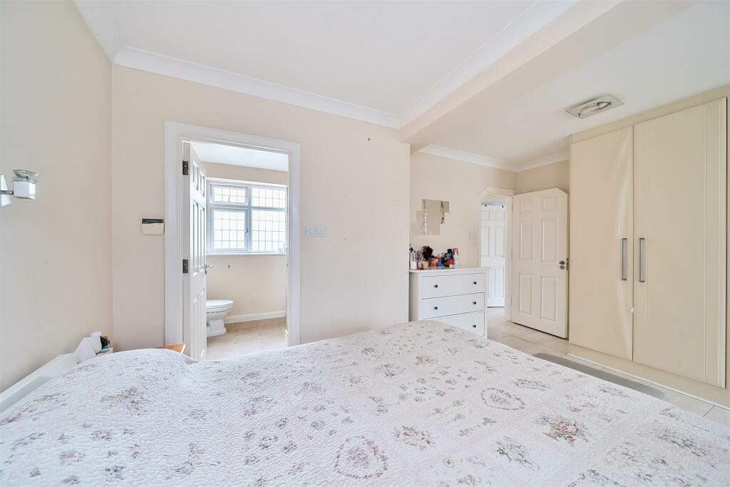 En Suite Bedroom.jpg