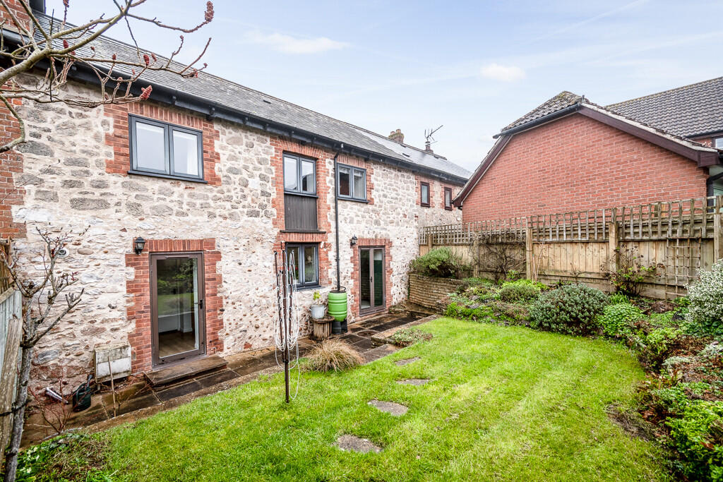 6 Woodcote Court ...