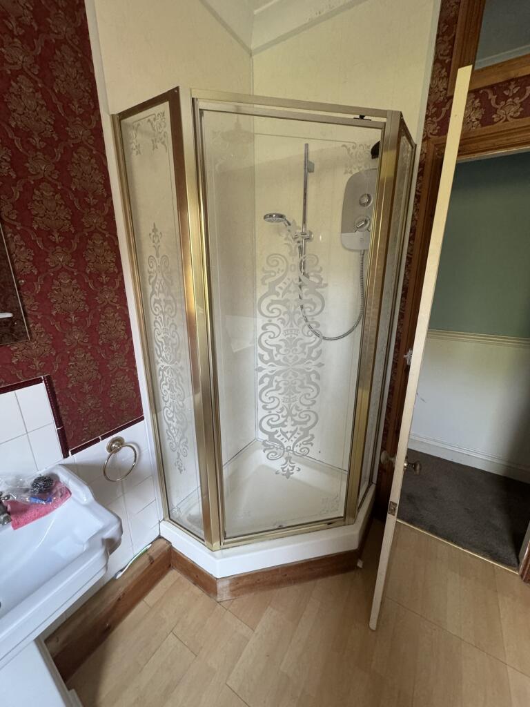 76 Old Town Steet - bathroom shower