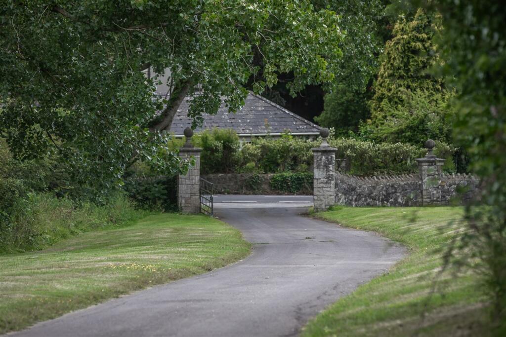 Entrance Gates Corfe Hill House.jpg