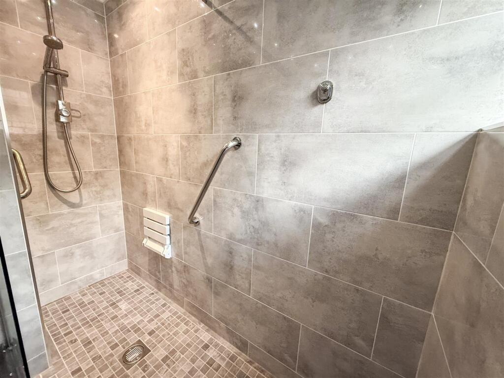LARGE WALK IN SHOWER