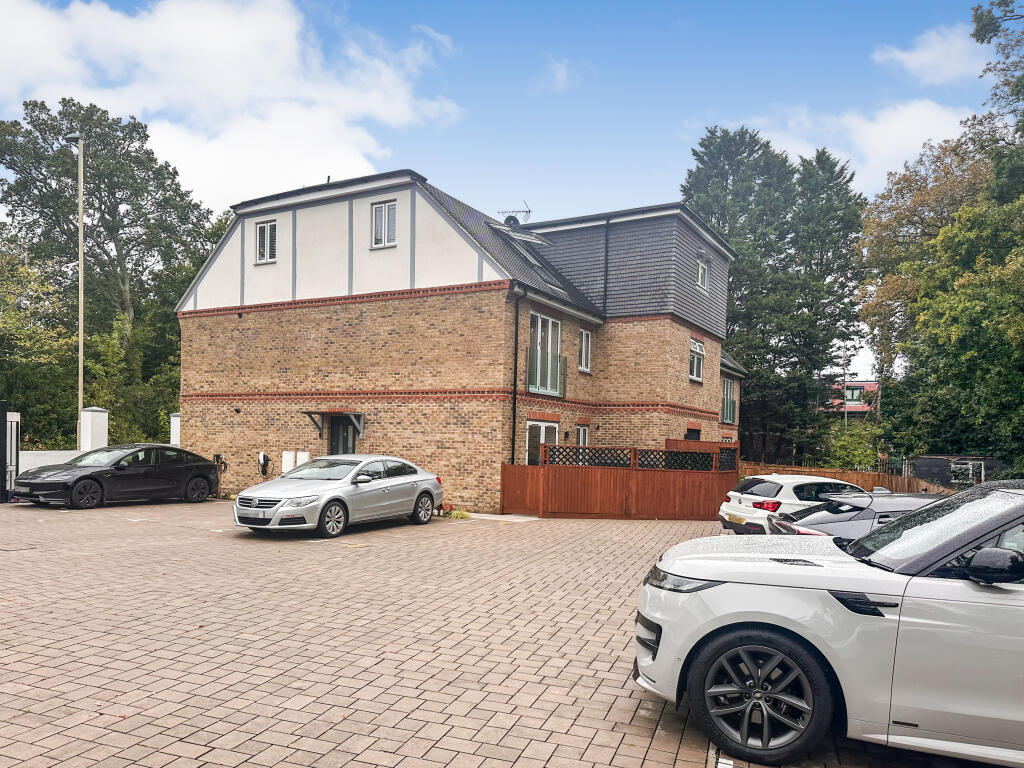 16 Fairway Heights, Minley Road, Fleet, Hants, GU51 2RB