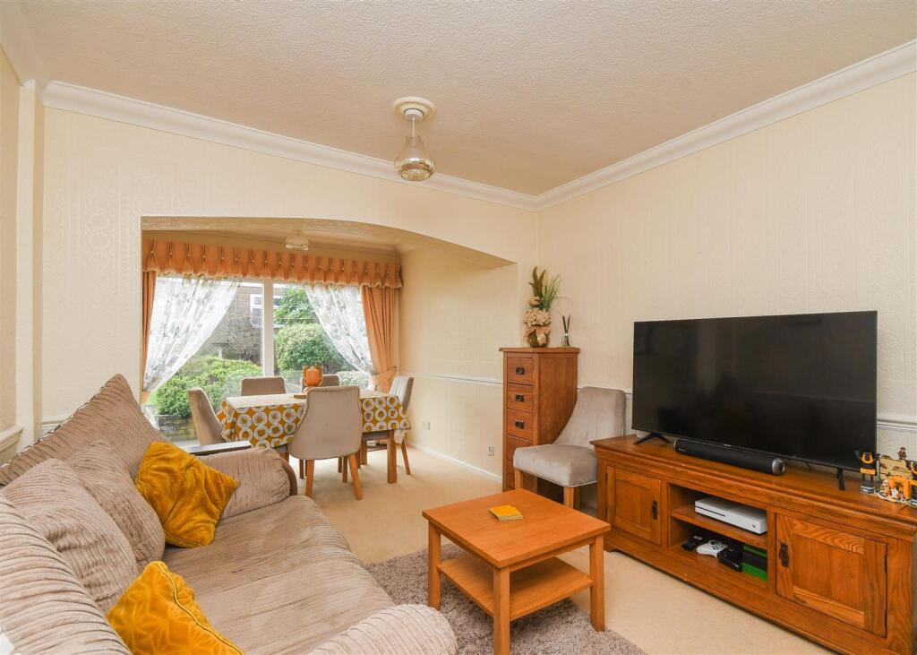 2 Reynolds Close - Lounge.jpg