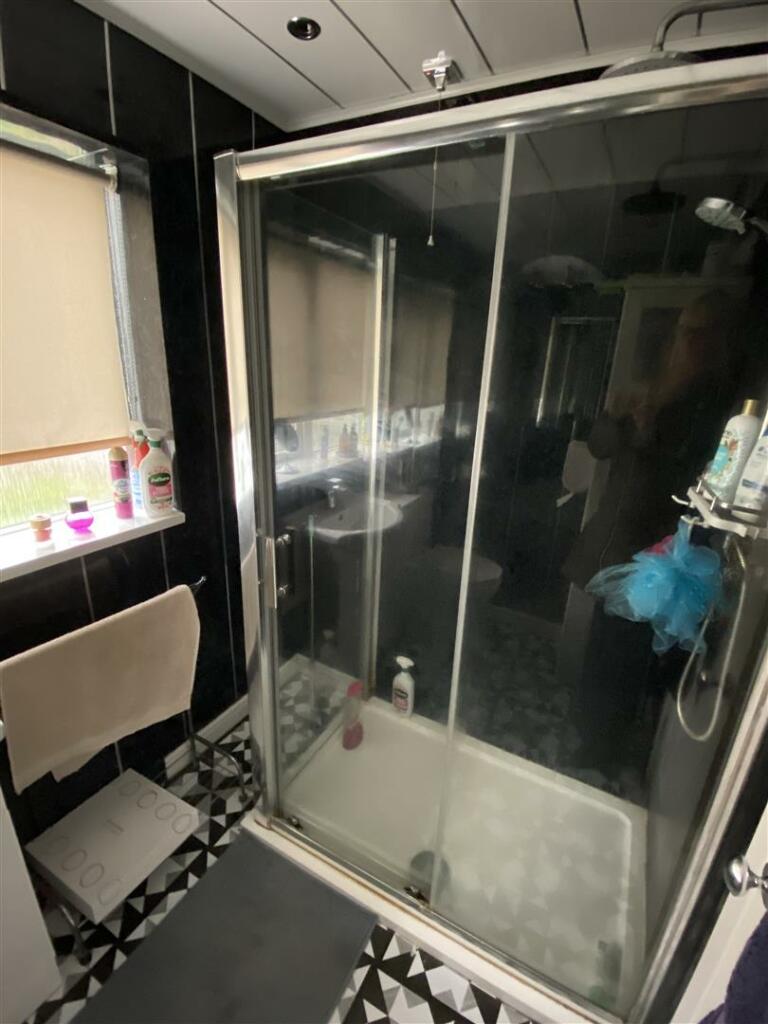 Shower room: