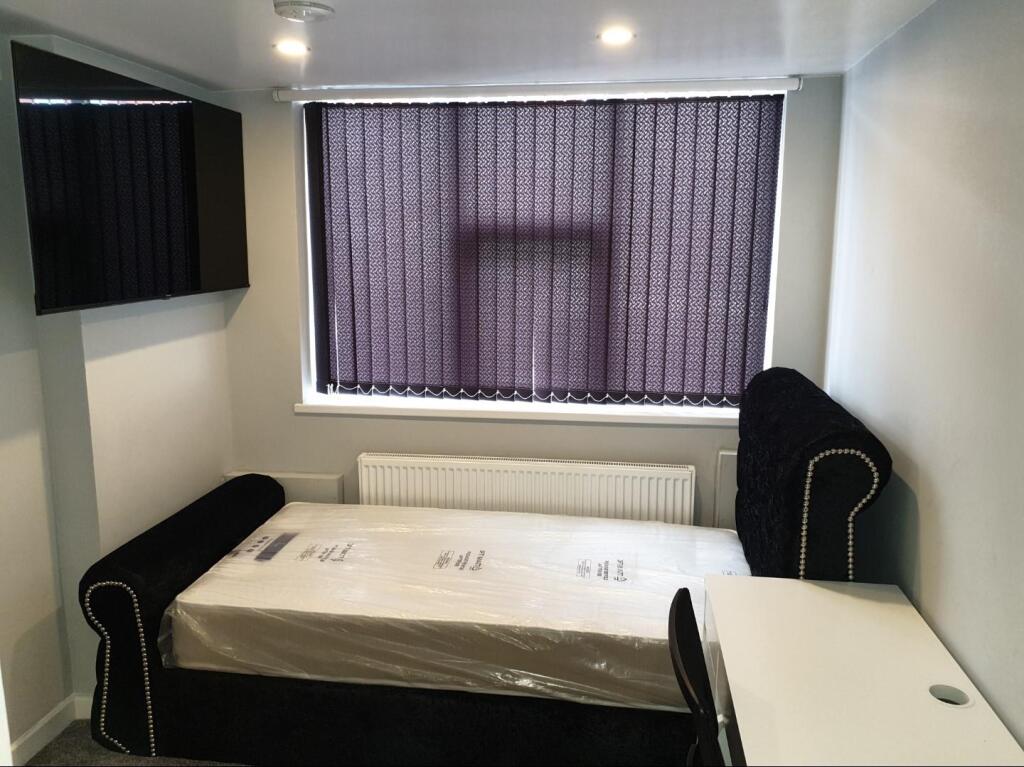 Rm1bed.jpg
