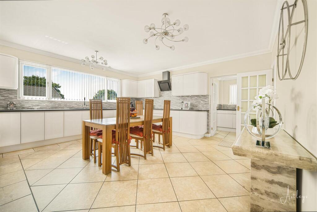 Kitchen/Dining Room