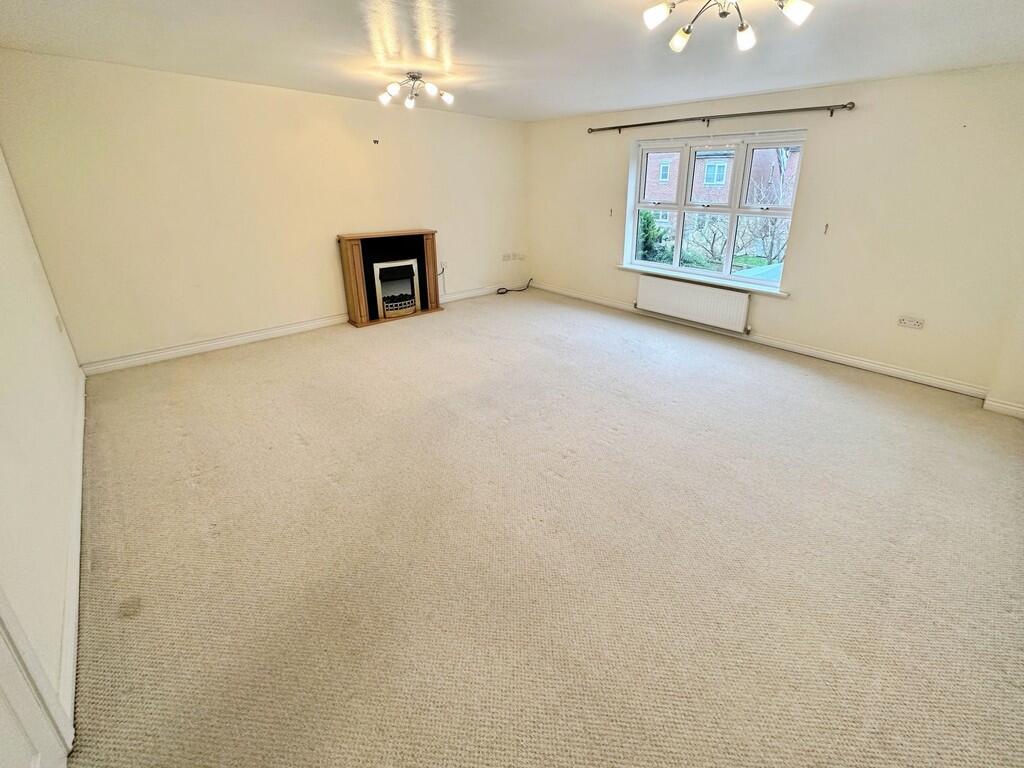 Lounge/Dining Roo...