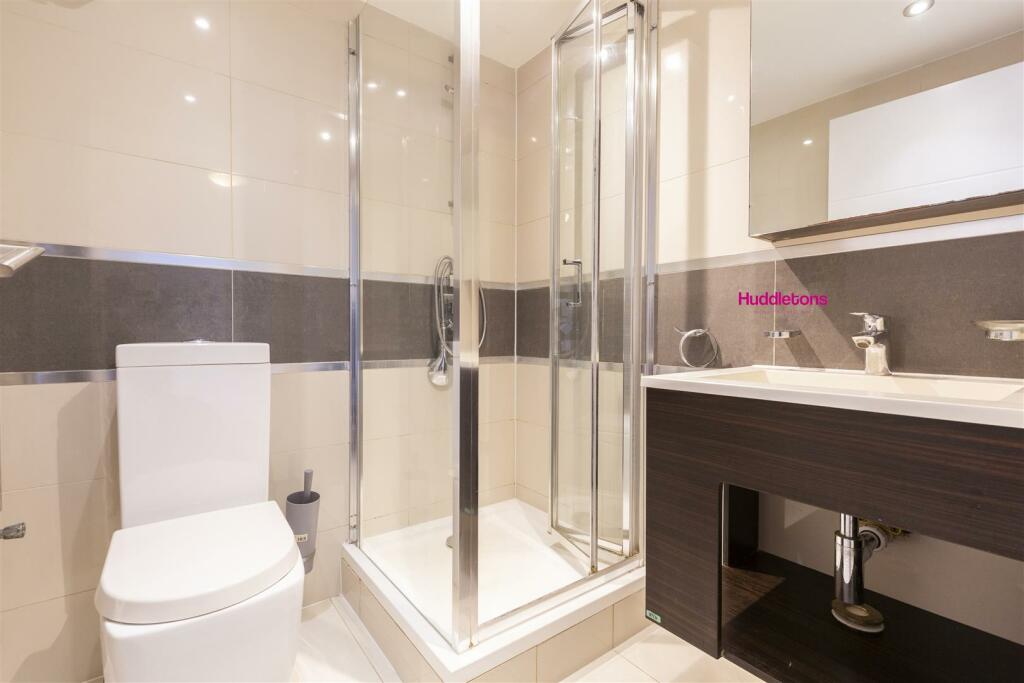 F2, 19 Crescent Road - 10.jpg