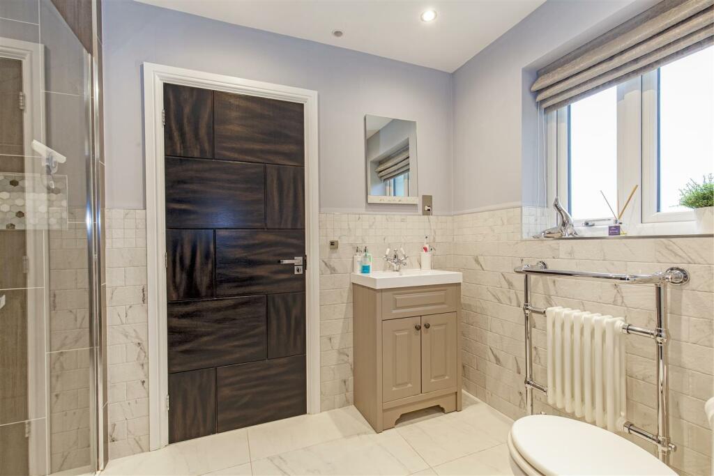 Jack and Jill En Suite-1.jpg