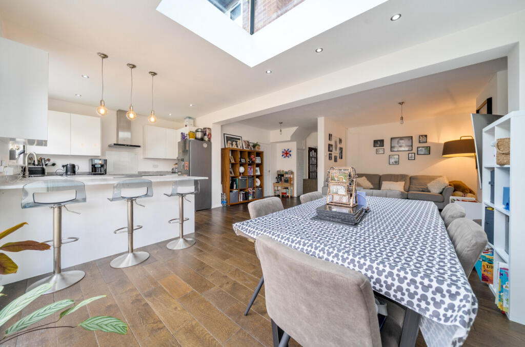 1372316-25-690b47...