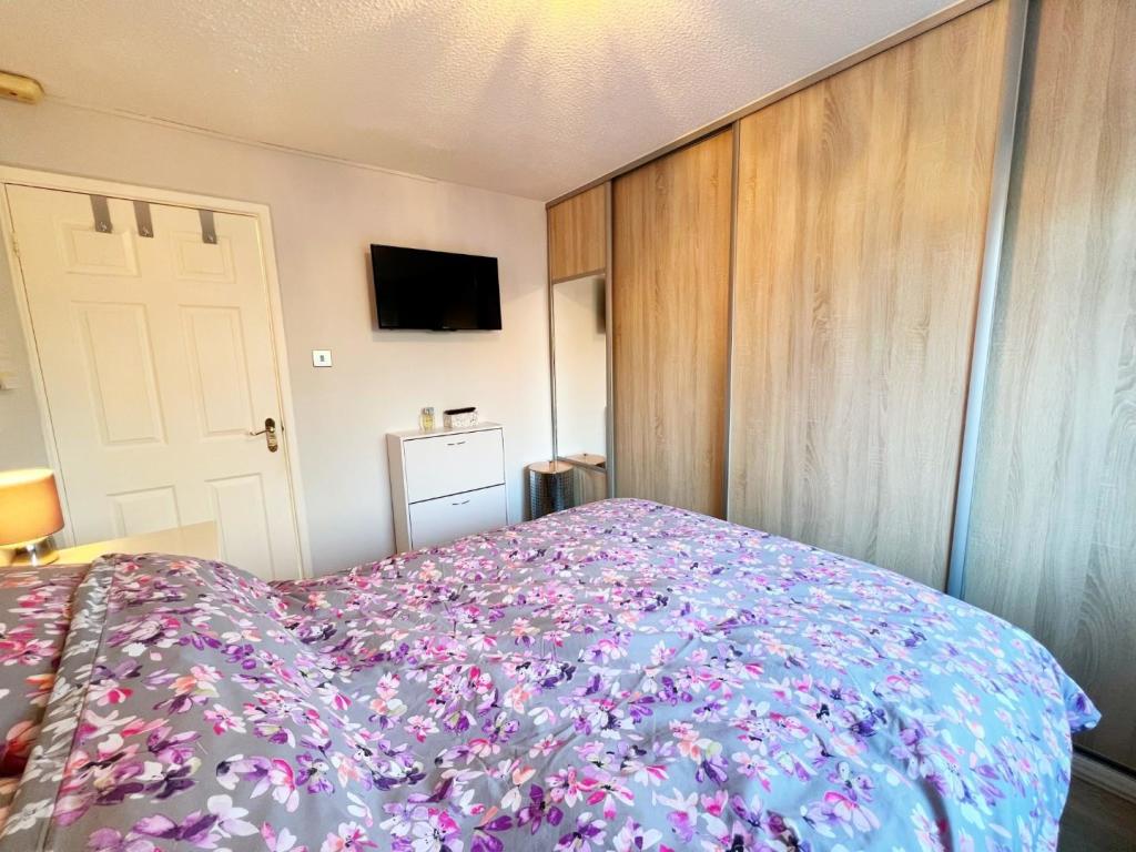 Bedroom 1 pic 3.jpg