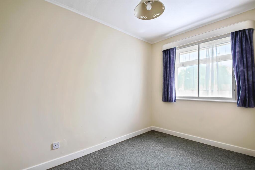 Oakcroft Gardens 96-010.jpg