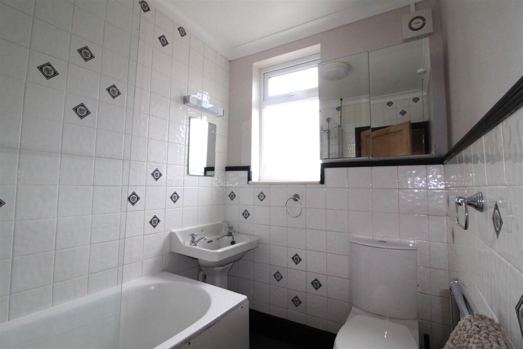 21 Hillside Bathroom .JPG