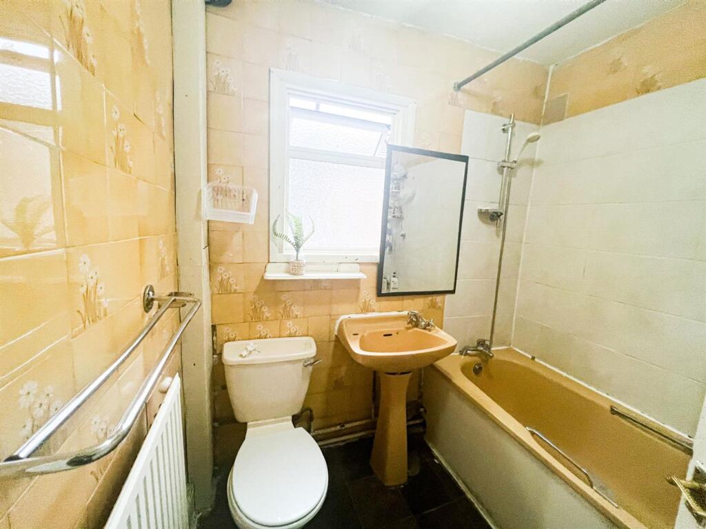 40, Warren Road E10