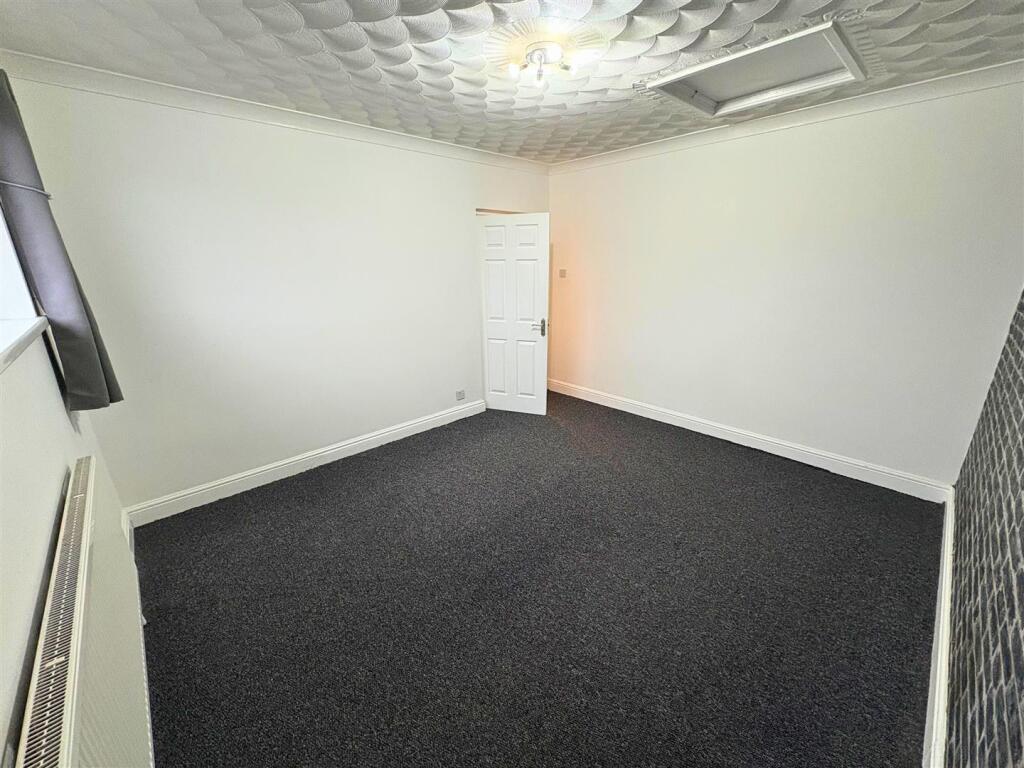 Bedroom 1b (edit).jpg