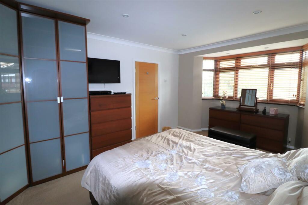 Bedroom 1 (3).JPG