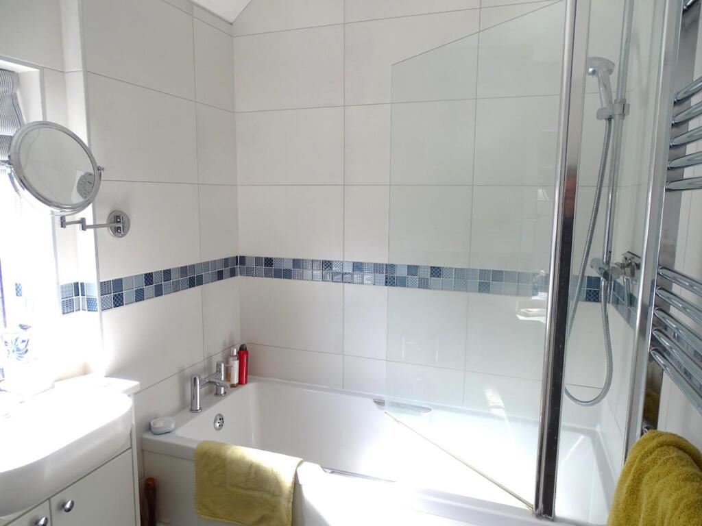 MODERN FAMILY BATHROOM (refitted in 2021)