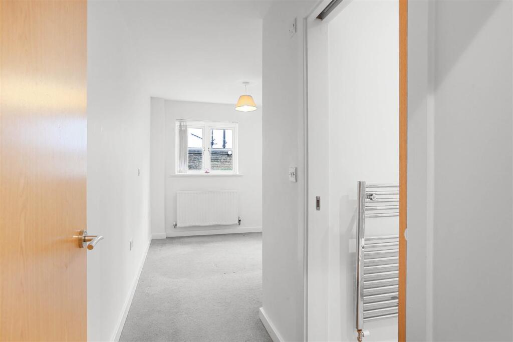 1551556522 - 3 VICTORIA COURT, SM3 - 12.jpg