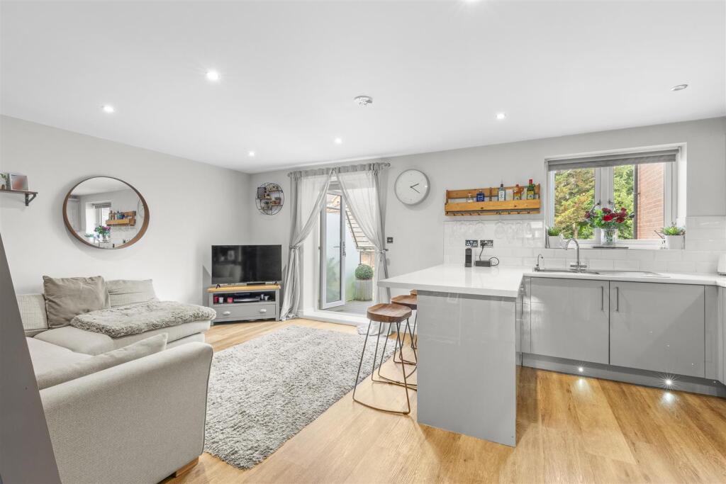 Flat 4, 77 London Road, HP11 1BN-6.jpg