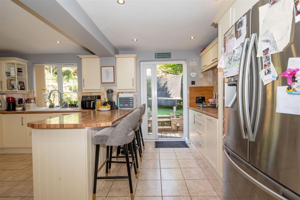 Kitchen/Breakfast Room With Open Plan Family Area
