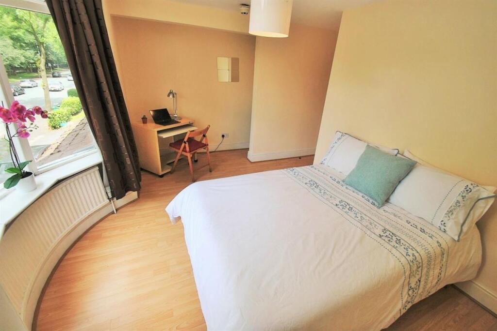 Bright, neatly presented double bedroom with a ...