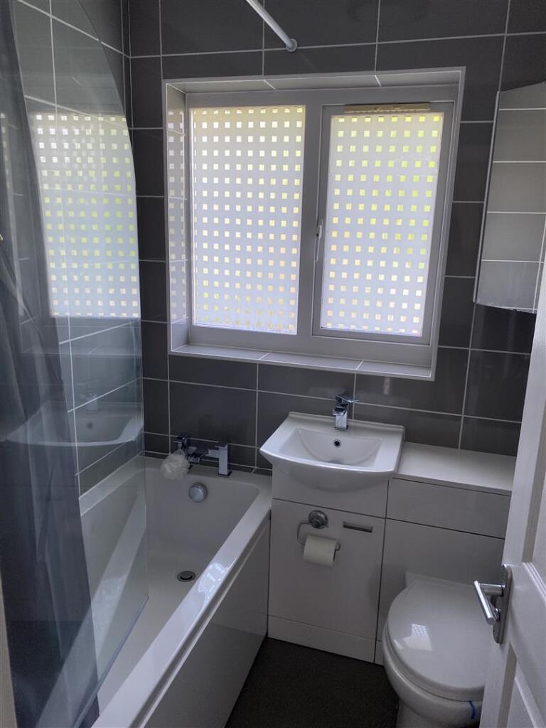 29 Fyfield Bathroom.jpg