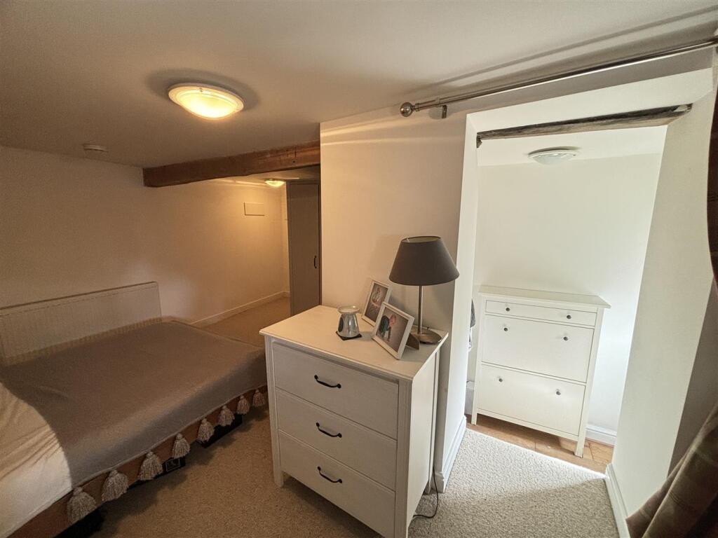 Bedroom (3).JPG