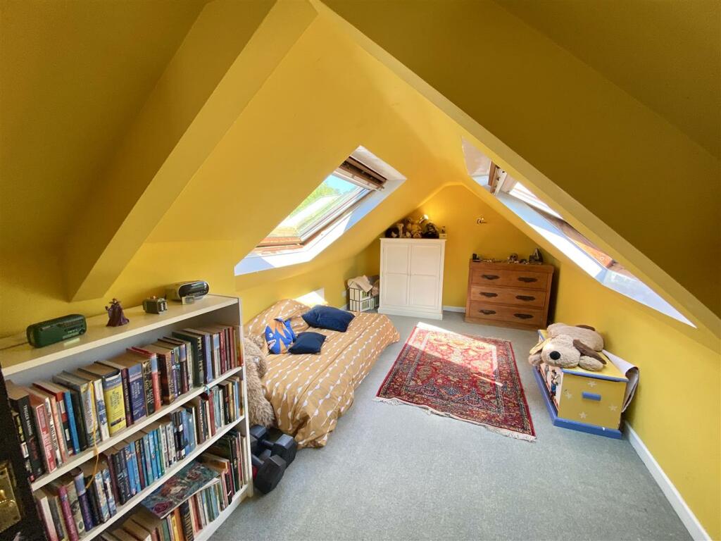 BEDROOM 4