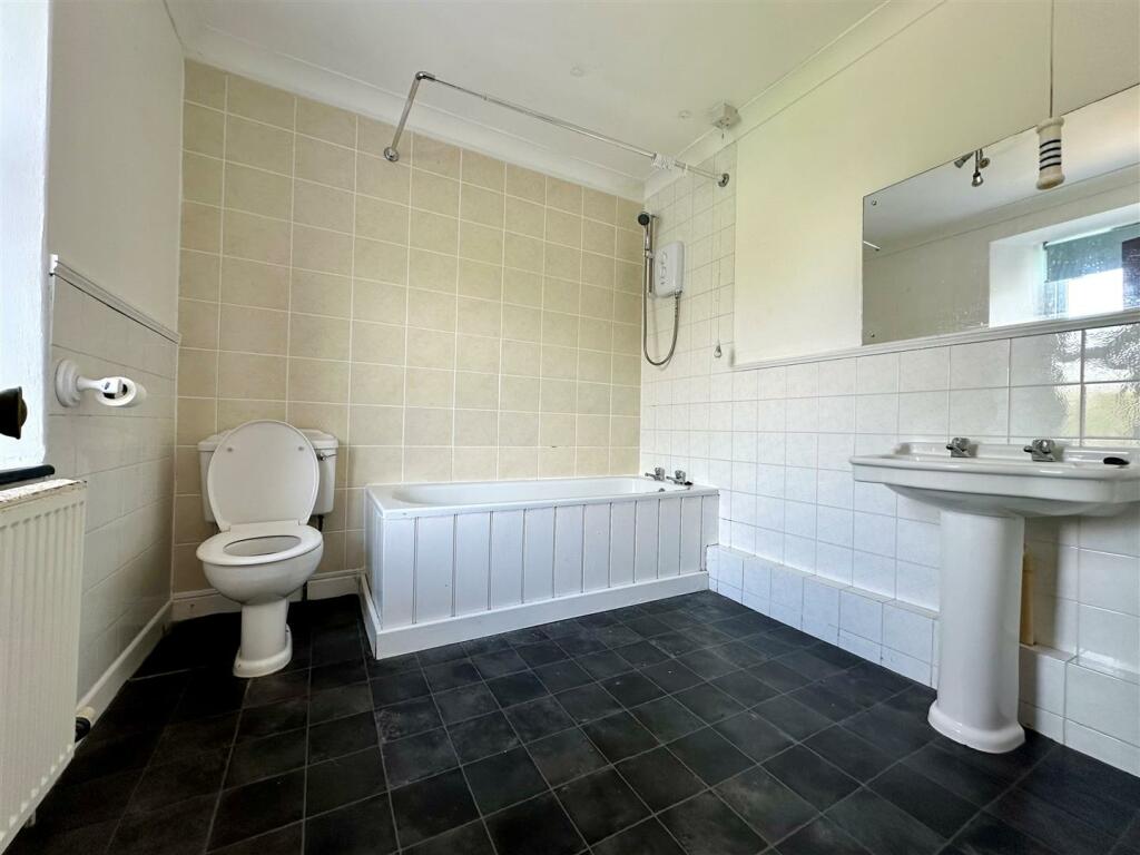 Bathroom 1.jpg