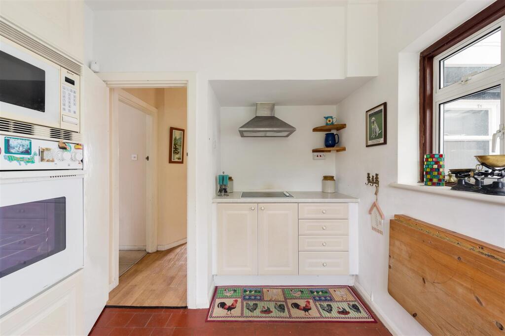 South View Drive, E18