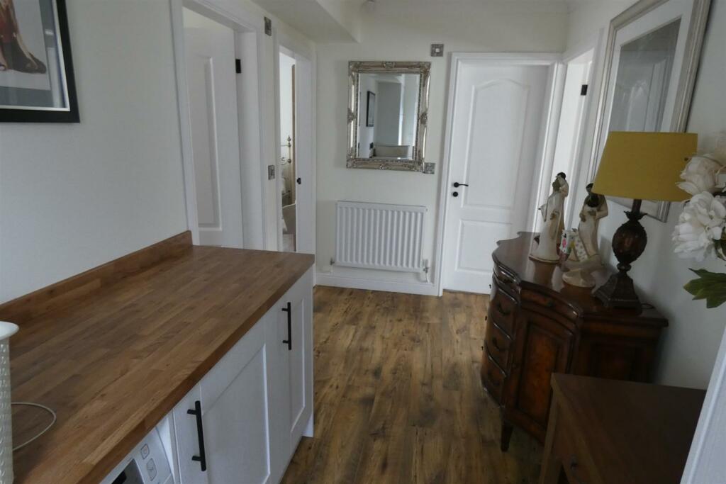 SIDE HALL