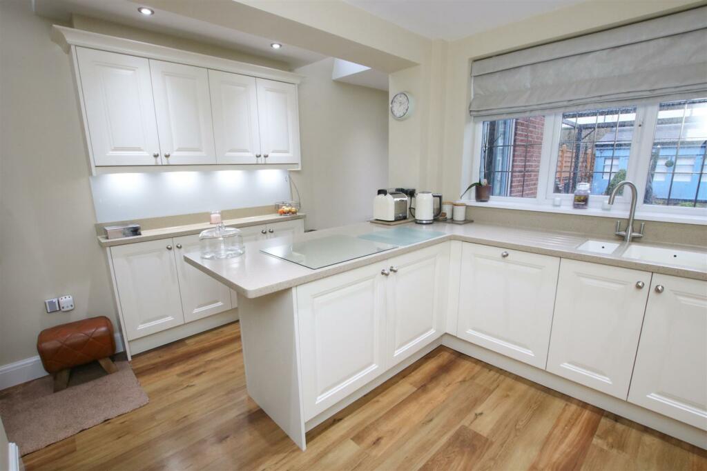 BESPOKE FITTED BREAKFAST KITCHEN