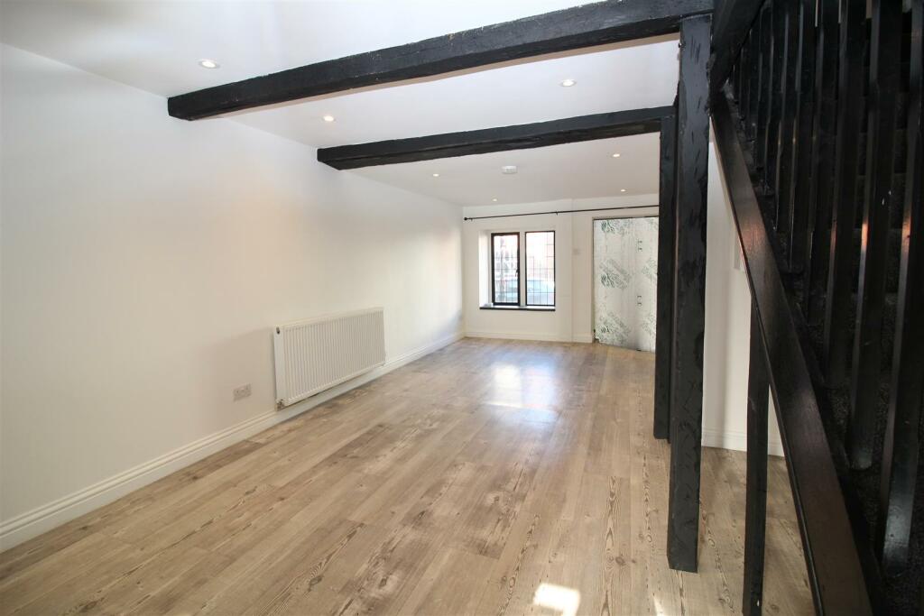 OPEN PLAN RECEPTION ROOM