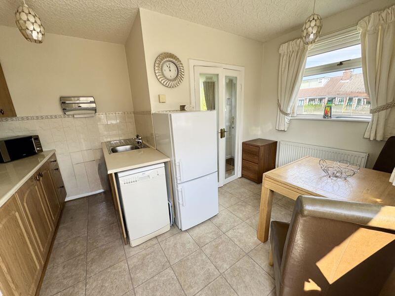 L-Shaped Dining Kitchen