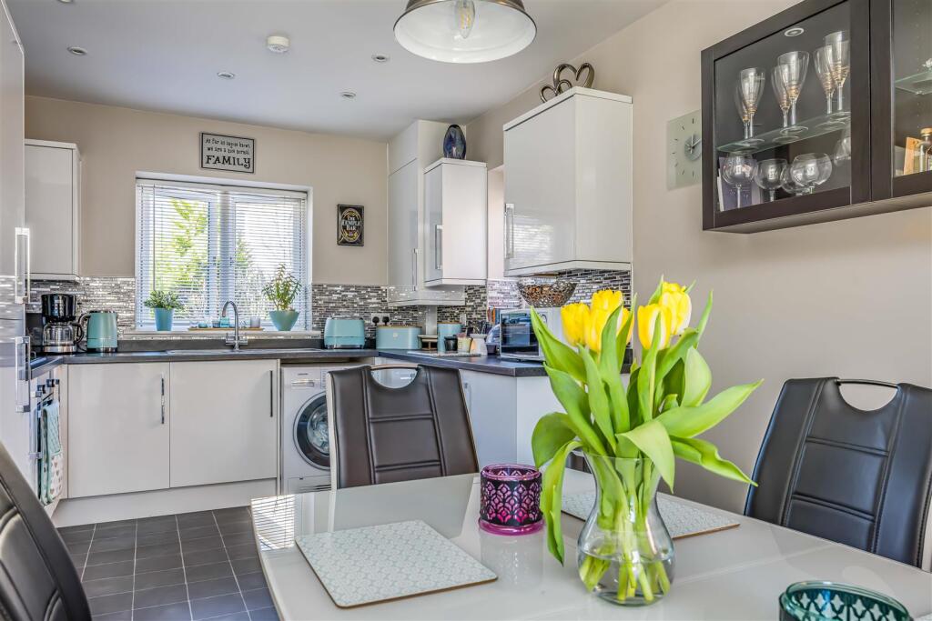 32 Longcroft Way, Havant-Small-PorticoMarketing-Ne