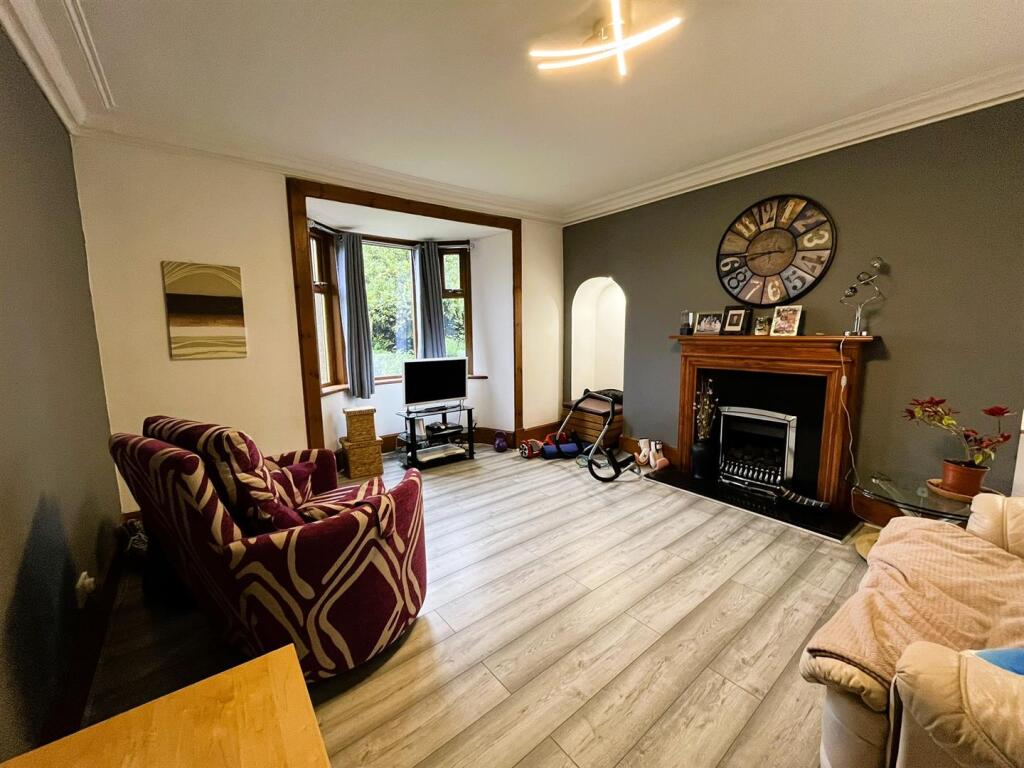 SITTING ROOM/BEDROOM 4