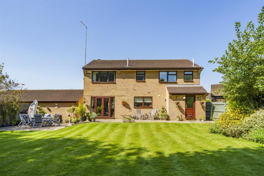 8 Dove Close, Towcester