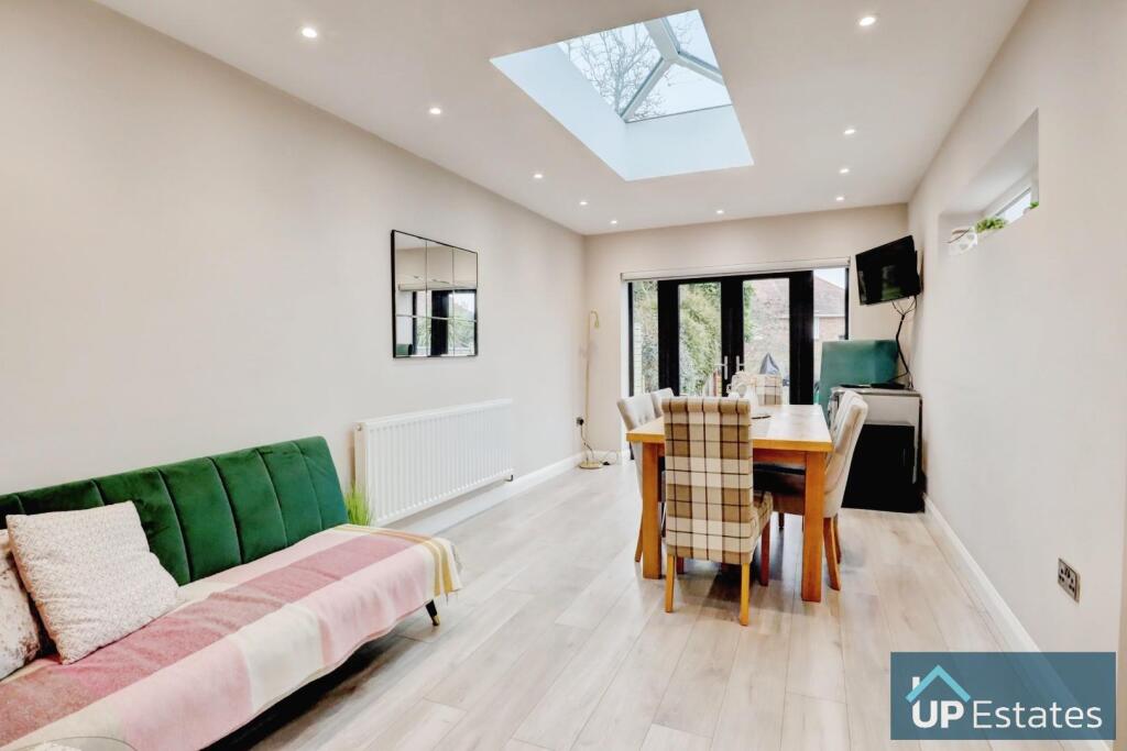 Lounge/Dining Kitchen Area