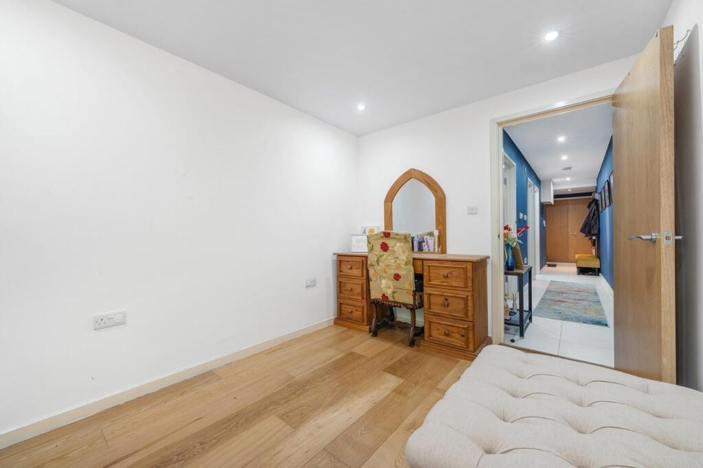 Bedroom 2 (2).JPG