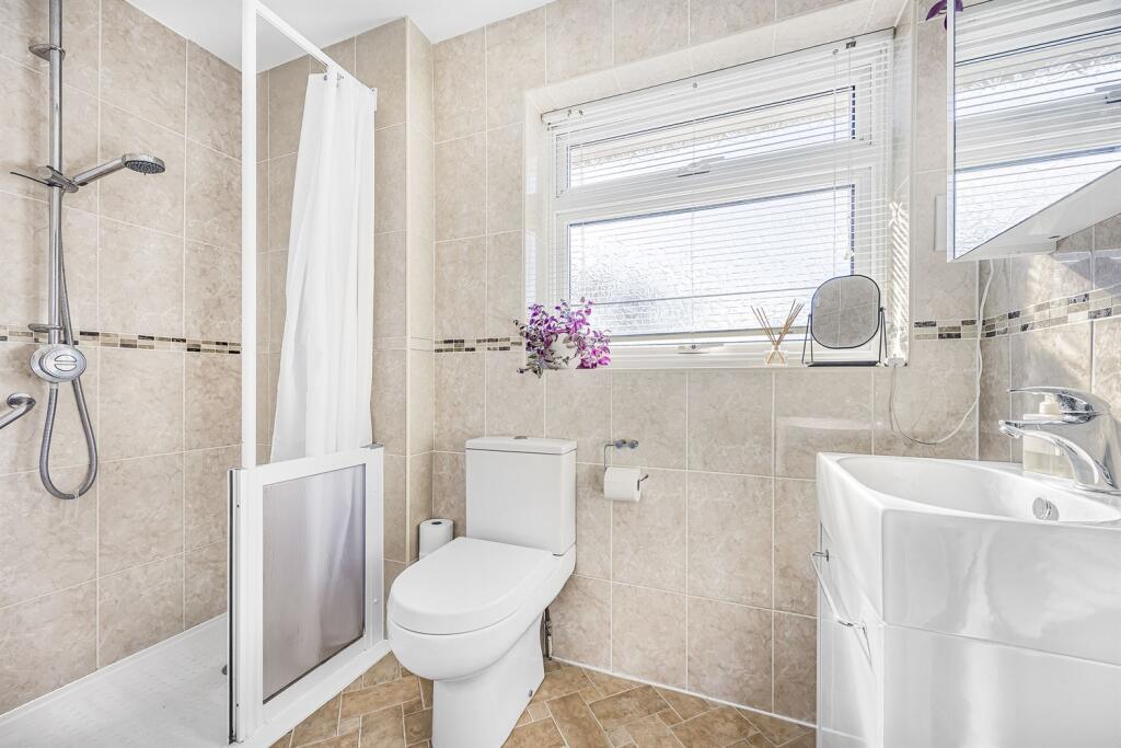 Bathroom (Shower Roo