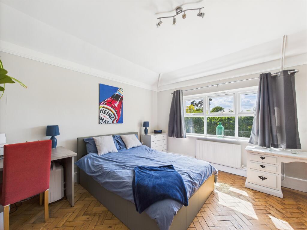 CAM01354G0-PR0520-STILL002