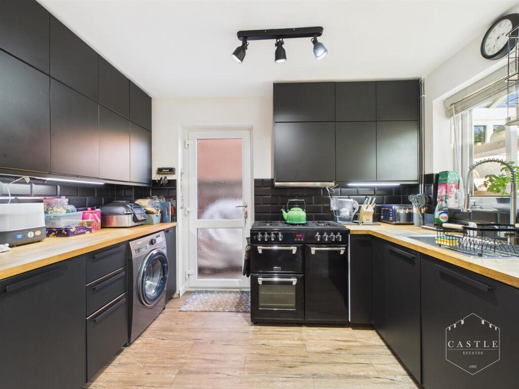 DINING KITCHEN (Kitchen Area)