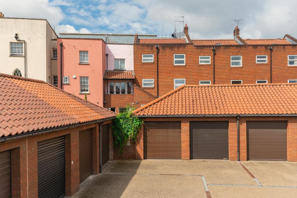 0W6RWW - External L.jpg