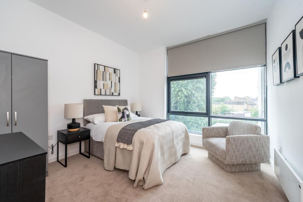 25_30_TheCauseway...