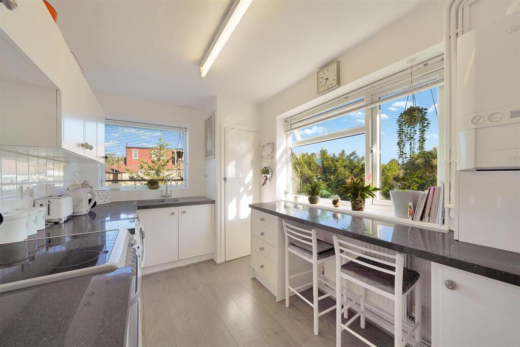 2 Well Close - uWXC1icBrpWoAKeec2Cw.jpg