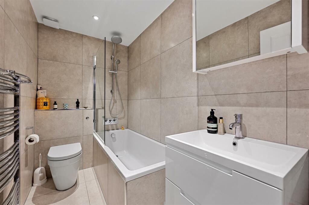 Addison Gardens - Bathroom3 (1).JPG